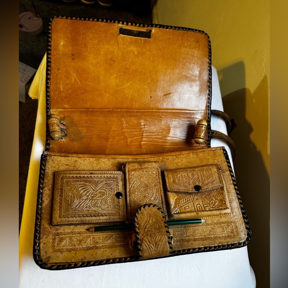 Rare Vintage Mexican hand-tooled leather shoulder bag with an Aztec calendar - Picture 7 of 8